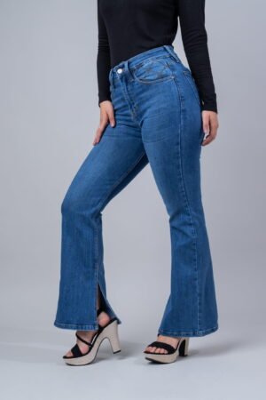 Jeans Acampanado Stretch con Detalle de Bordado en Bolsillo Delanteros